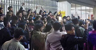 নির্ধারিত সময়ে শাকসু নির্বাচনের দাবিতে শিক্ষার্থীদের বিক্ষোভ